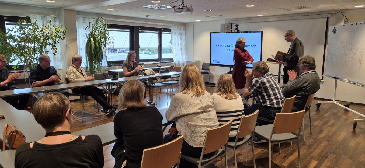 Landskapsarkivarien avtackas efter föredraget av sektionschefen vid Riksarkivet Nina Sjöberg.