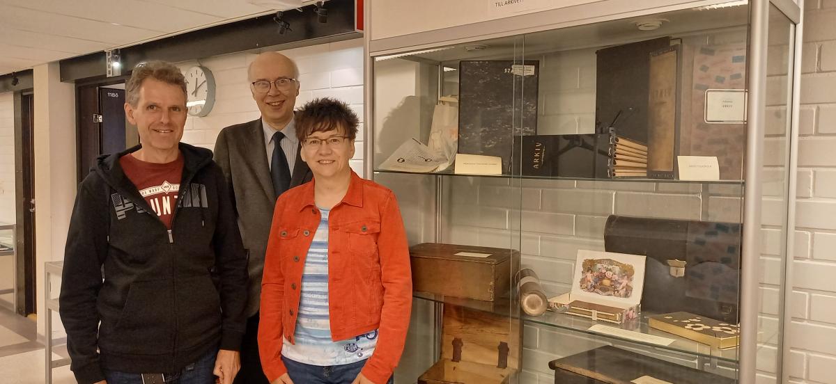 Fotografi som föreställer arkivchef Lena Karhu, arkivbiträde Kaj Sonneborn och landskapsarkivarie Åke Söderlund
