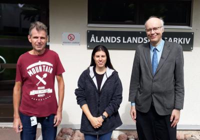 Fotografi föreställande Thora Asudeh tillsammans med landskapsarkivarie Åke Söderlund och arkivbiträde Kaj Sonneborn