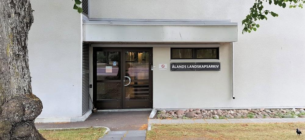 Fotografi av ingång till Ålands landskapsarkiv