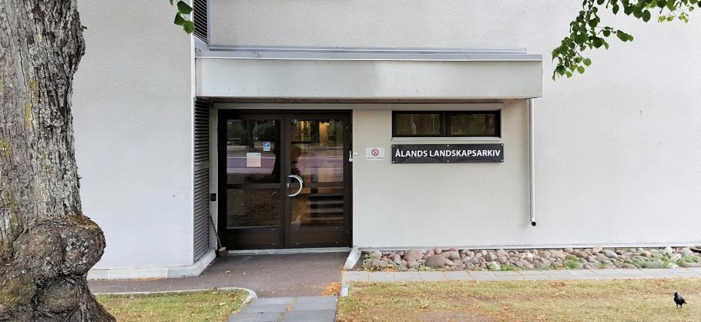 Fotografi av ingång till Ålands landskapsarkiv